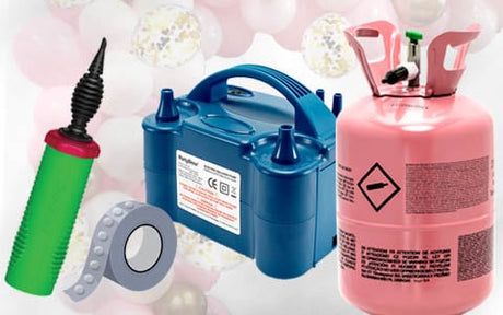 Vor dem Hintergrund blasser Luftballons sind eine Handballonpumpe, eine Rolle Klebepunkte, eine elektrische Luftpumpe und eine rosa Heliumflasche zu sehen.