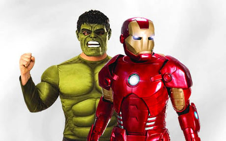 Zwei Personen in Hulk- und Iron-Man-Kostümen stehen nebeneinander vor einem schlichten weißen Hintergrund.