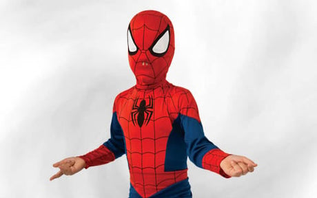 Ein Kind, das ein Spider-Man-Ganzkörperkostüm einschließlich Maske trägt und mit leicht ausgestreckten Armen vor einem schlichten, hellen Hintergrund steht.