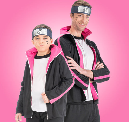 Ein Erwachsener und ein Kind, die beide schwarze und rosa Jacken, weiße Hemden und Stirnbänder mit einem Wirbel-Symbol tragen, stehen vor einem rosa Hintergrund.
