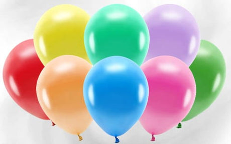Sieben bunte Luftballons – rot, gelb, grün, lila, orange, blau und rosa – sind vor einem weißen Hintergrund gruppiert.