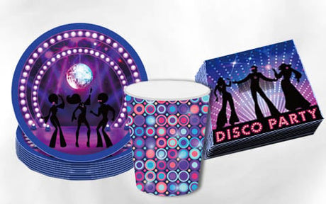 Verschiedene Partyartikel zum Thema Disco, darunter Teller mit tanzenden Silhouetten, ein bunter Becher mit Punkten sowie Servietten mit der Aufschrift „Disco Party“ und Silhouetten von Tänzern.