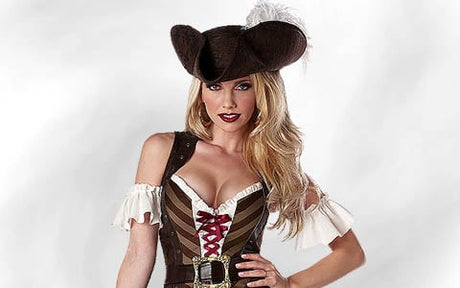 Eine Frau in einem braun-weißen Piratenkostüm mit einem Federhut und einem Korsett, die vor einem schlichten weißen Hintergrund steht.