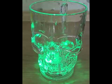 Totenkopf Krug 500ml mit Henkel und LED