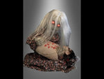 Zombie Mädchen mit weinender Puppe animiert
