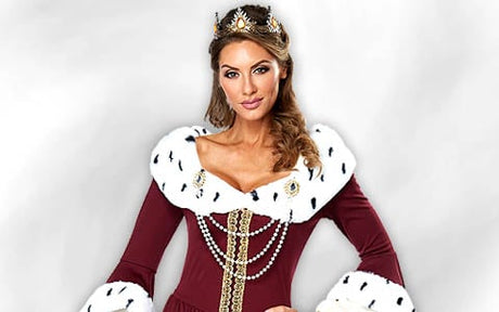 Eine Frau, die eine Krone und ein kastanienbraunes Kleid im mittelalterlichen Stil mit weißem Pelzbesatz, goldenen Akzenten und Perlenverzierungen trägt, steht vor einem hellen Hintergrund.