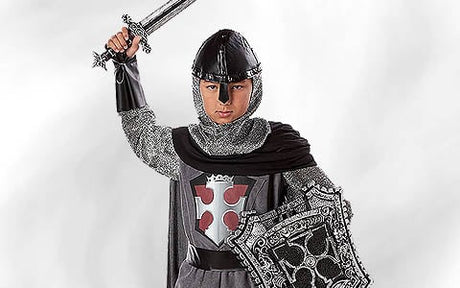 Eine Person in mittelalterlicher Ritterkleidung hält ein Schwert in die Höhe und trägt einen verzierten Schild; sie ist mit Kettenhemd, Helm und einer Tunika mit Wappen ausgestattet.