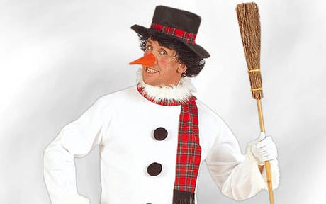 Eine Person, die als Schneemann verkleidet ist, einen schwarzen Hut und einen roten karierten Schal trägt, eine Möhren-Nase hat und einen Besen in der Hand hält.