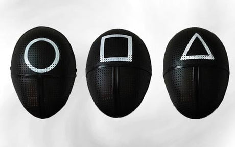 Es sind drei schwarze Masken zu sehen, die jeweils mit einem anderen weißen geometrischen Symbol versehen sind: einem Kreis, einem Quadrat und einem Dreieck, die von links nach rechts auf einem schlichten hellen Hintergrund angeordnet sind.
