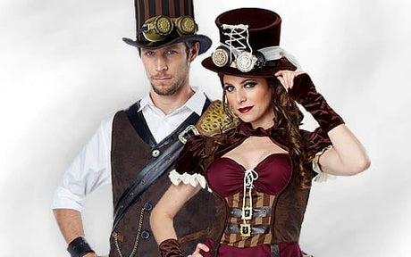 Ein Mann und eine Frau tragen Steampunk-Kostüme mit Zylinderhüten, Schutzbrillen, Westen, Handschuhen und Accessoires vor einem schlichten, hellen Hintergrund.