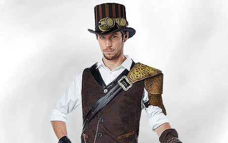 Ein Mann in einem Steampunk-Outfit mit brauner Weste, weißem Hemd, Zylinder mit Schutzbrille und Lederaccessoires vor einem einfarbigen Hintergrund.