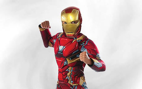 Eine Person in einem Iron-Man-Kostüm posiert mit erhobenen Fäusten vor einem schlichten, hellen Hintergrund.