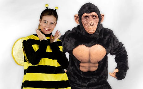 Eine Person in einem Bienenkostüm steht neben einer anderen Person in einem muskulösen Gorillakostüm vor einem schlichten weißen Hintergrund.