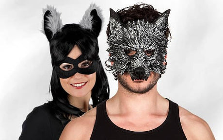 Zwei Personen, die Masken mit Tiermotiven tragen; eine hat eine schwarz-weiße Wolfsmaske, die andere schwarze Katzenohren und eine Maske. Beide blicken vor einem einfarbigen Hintergrund in die Kamera.