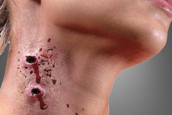 Eine Nahaufnahme des Halses einer Person mit zwei Einstichwunden und Blut, die einem Vampirbiss ähneln.