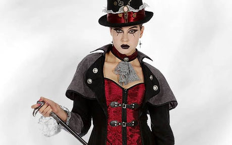 Eine Person in einem rot-schwarzen Steampunk-Kostüm mit Zylinder, Halsband und Spazierstock, die vor einem schlichten weißen Hintergrund steht.