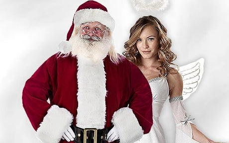 Der Weihnachtsmann steht neben einer Frau, die als Engel mit weißen Flügeln und einem Heiligenschein verkleidet ist, vor einem schlichten weißen Hintergrund.
