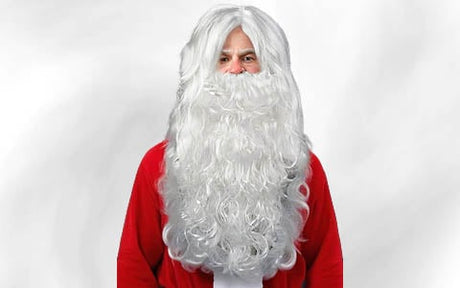 Eine Person mit einer langen, lockigen weißen Perücke und einem Bart, gekleidet in ein rotes Outfit, steht vor einem schlichten weißen Hintergrund.