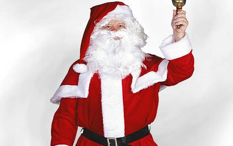 Eine als Weihnachtsmann verkleidete Person hält in der rechten Hand eine kleine Glocke hoch. Der Hintergrund ist einfarbig weiß.
