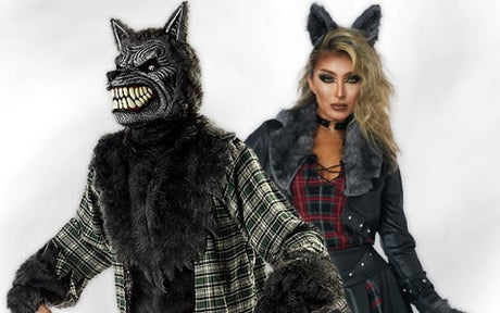 Zwei Personen in Kostümen zum Thema Werwolf; eine trägt eine ganze Wolfsmaske und ein kariertes Hemd, die andere trägt Ohren aus Kunstfell, Make-up und ein kariertes Kleid mit einer schwarzen Jacke.