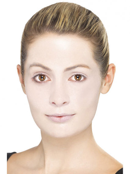Eine Frau mit heller Haut, braunen Augen und nach hinten gestrichenen blonden Haaren blickt mit ausdruckslosem Gesicht und kaum Make-up direkt in die Kamera.