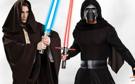 Zwei Personen in Star-Wars-Kostümen – die eine als Jedi mit einem blauen Lichtschwert, die andere als Kylo Ren mit einem roten Lichtschwert – stehen vor einem schlichten Hintergrund.