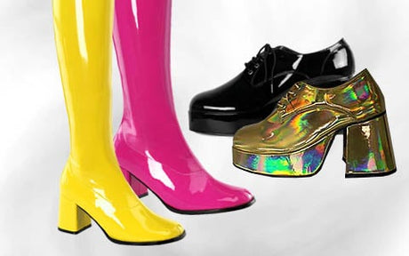 Vier Schuhe: ein Paar glänzende, gelb-rosa kniehohe Stiefel, ein glänzender schwarzer Oxford und ein metallisch-goldener Plateauschuh, alle vor einem schlichten Hintergrund präsentiert.