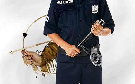 Ein Polizist steht da und hält einen Schlagstock und Handschellen in der Hand, während hinter ihm ein Arm mit einem gespannten Bogen und einem Pfeil auf seinen Rücken zielt.