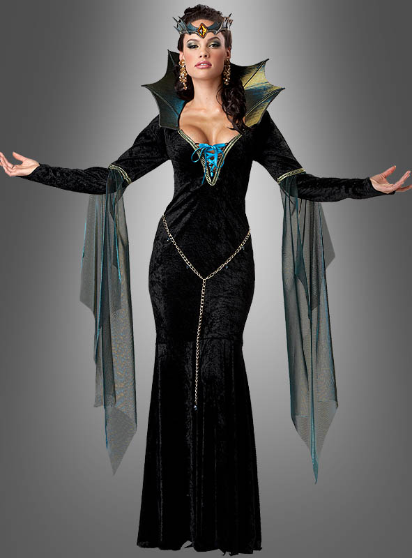 Böse Zauberin im wunderschönen langen schwarzen Kleid